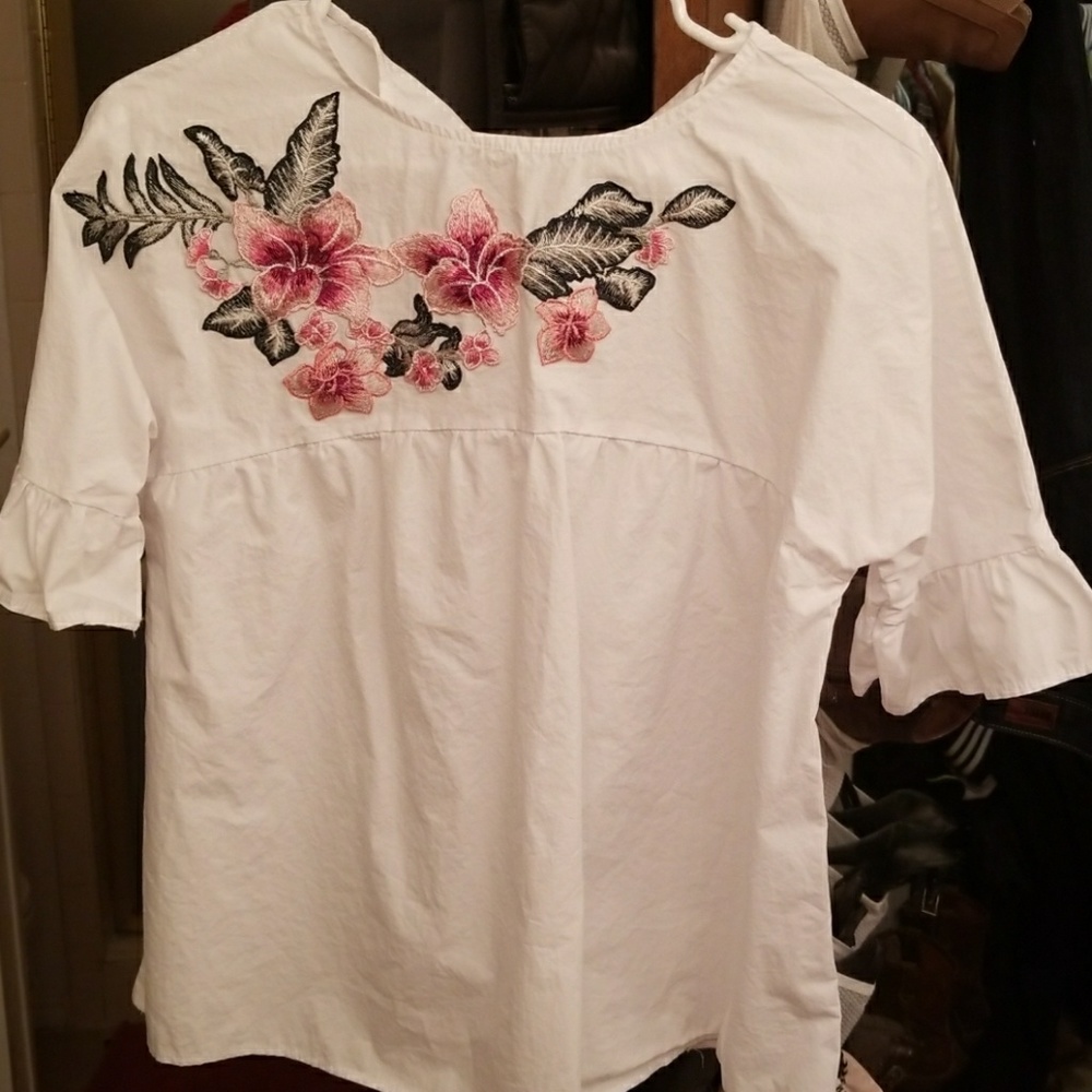 Floral embroidered top for spring NWOT